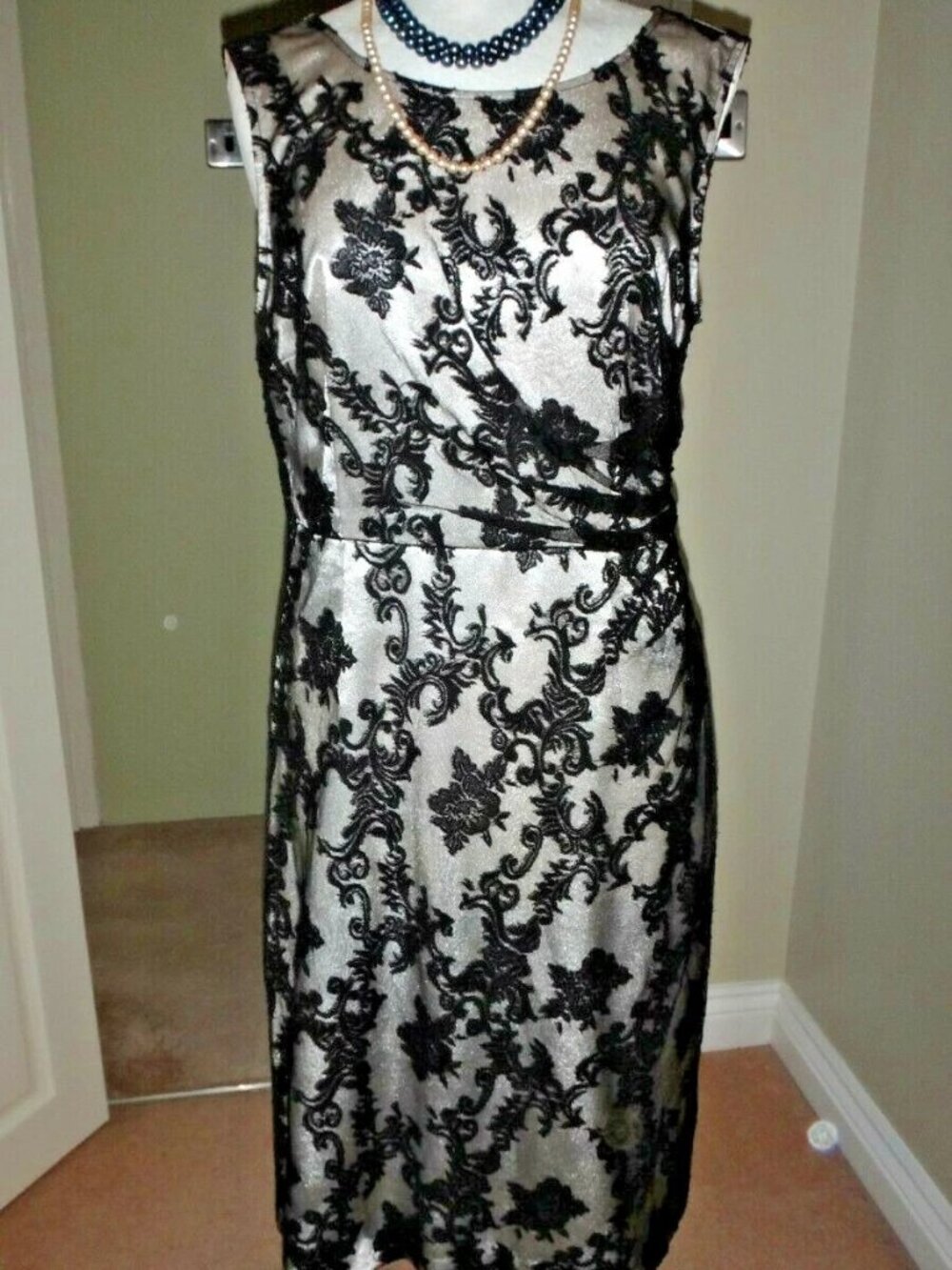 A cocktail dress with pleated decorations, suitable for wearing at night parties